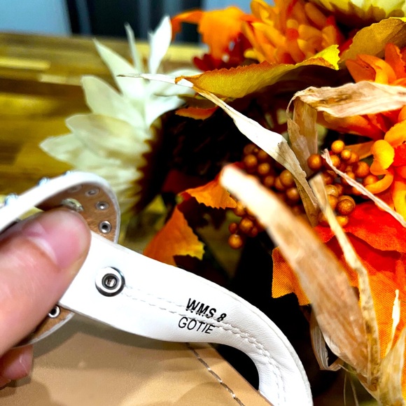 Dolce Vida sandals!•• - Picture 1 of 3